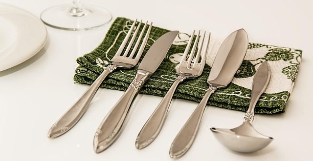 Position des couverts à table signification