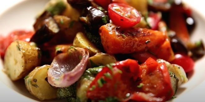 Préparer casserole de légumes et olives