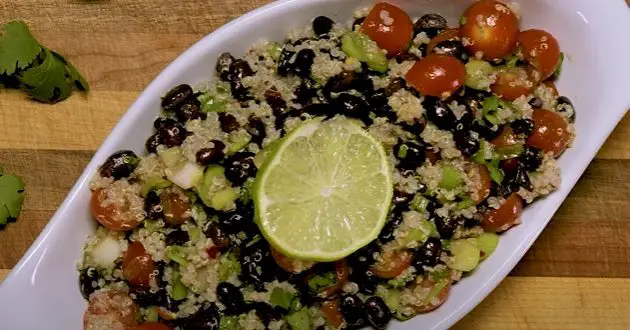 Faire quinoa et agrumes en salade