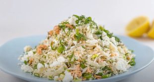 Faire salade de saumon et de riz au cari