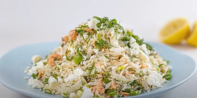 Faire salade de saumon et de riz au cari