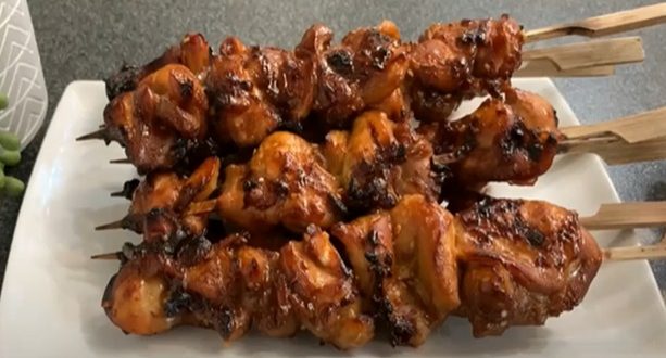 Préparation de brochettes de poulet à l'orientale