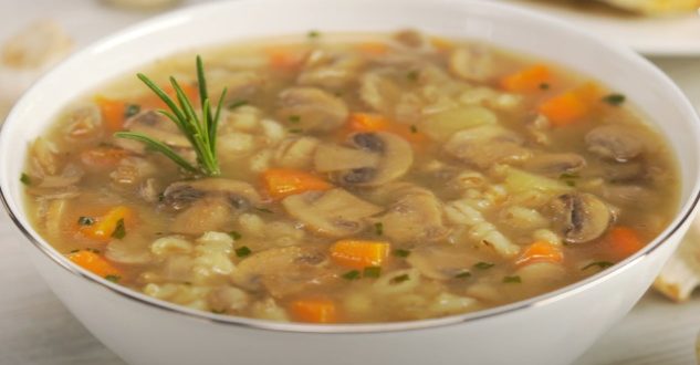 Soupe aux champignons et à l’orge à l’ancienne