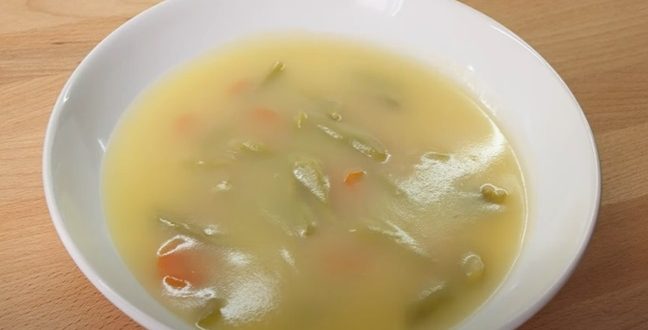 Soupe estivale aux tomates et aux haricots verts