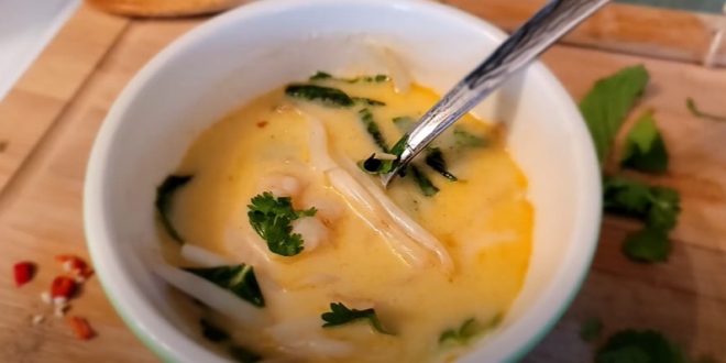 Potage à la citronnelle parfumé au cari