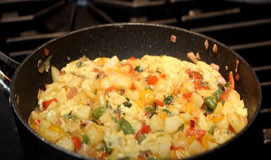 Faire omelette méditerranéenne à la sauce