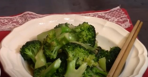 Faire rondelles de légumes sur du brocoli