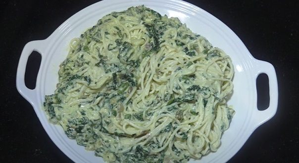 Nouilles aux épinards et à l’ail avec une sauce