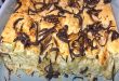 Préparation de focaccia à l’oignon et au fromage