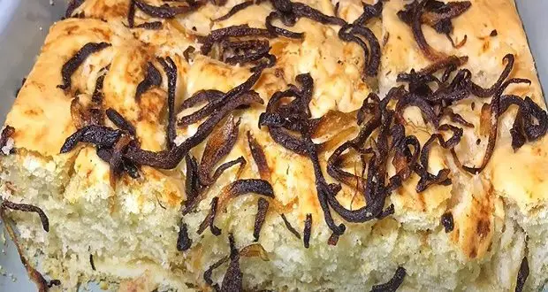 Préparation de focaccia à l’oignon et au fromage