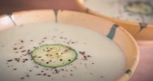 Préparation de soupe aux concombres froids