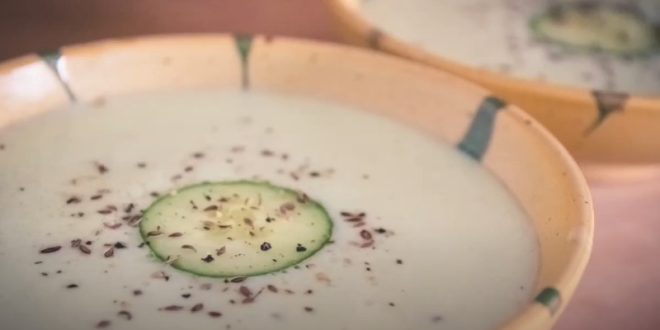 Préparation de soupe aux concombres froids