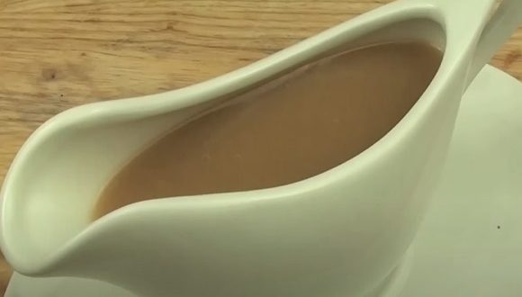 Préparation sauce oignon ail crème fraîche