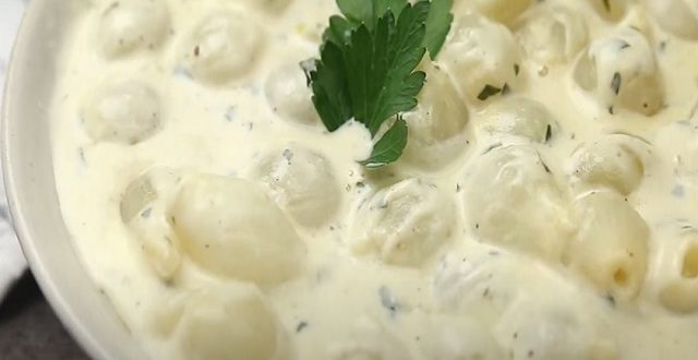 Comment préparer les oignons perles à la crème ?