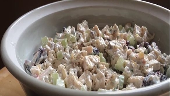 Faire salade Athéna de poulet et de noix