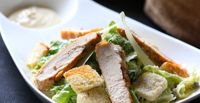 Préparation salade de poulet du lagon