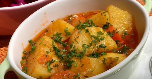 Préparer un ragoût de patates et de pommes