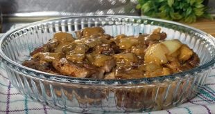 Cuire des lanières de porc aux deux oignons
