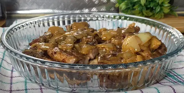 Cuire des lanières de porc aux deux oignons