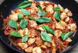 Poitrine de poulet sauté avec des tomates séchées au soleil