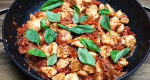 Poitrine de poulet sauté avec des tomates séchées au soleil