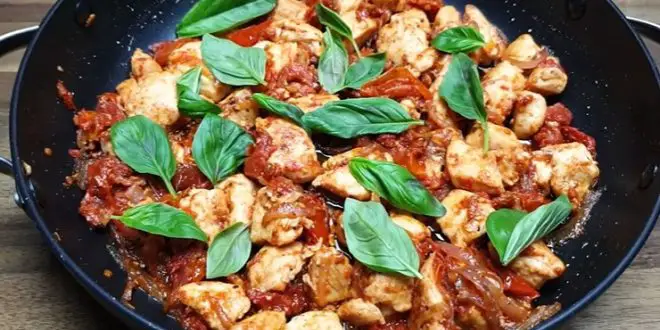 Poitrine de poulet sauté avec des tomates séchées au soleil
