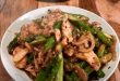 Poulet aux asperges avec une sauce aux haricots noirs