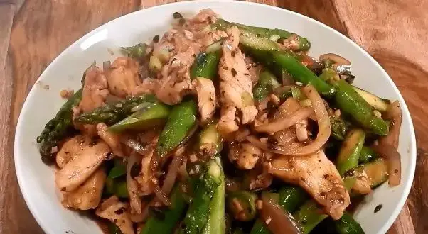 Poulet aux asperges avec une sauce aux haricots noirs
