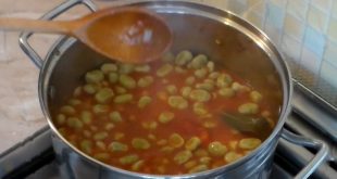 Haricots de lima frais avec une sauce aux oignons