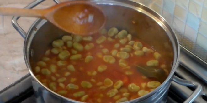 Haricots de lima frais avec une sauce aux oignons