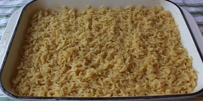 Riz pilaf dans un bol blanc