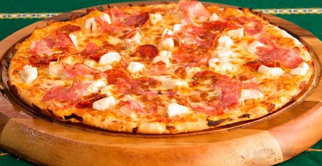 PIZZA AU JAMBON ET AU FROMAGE