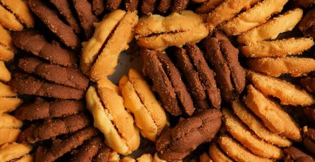 Préparer biscuit découpés noirs et blancs
